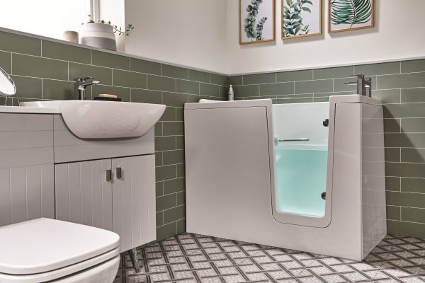 Choosing Between a Walk-in Shower and Walk-in Bath